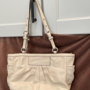 Coach Gallery East-West White Leather Shoulder Bag